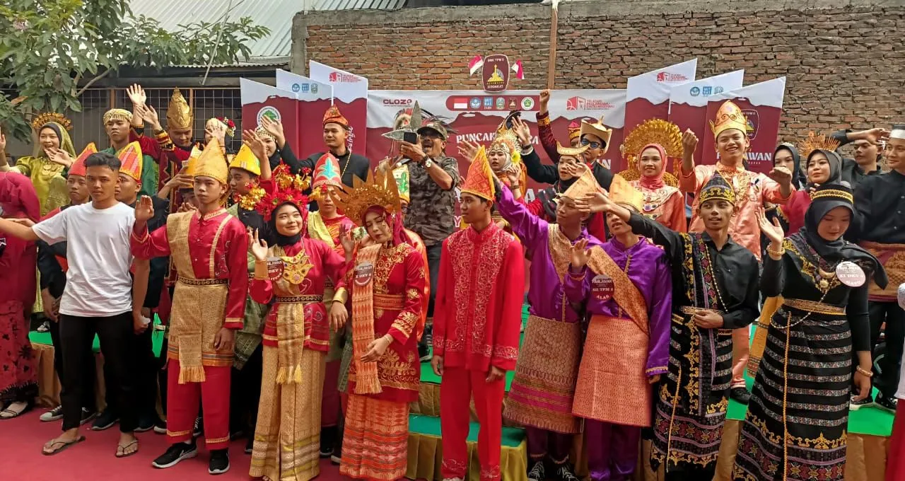 Ribuan Siswa SMK YPM 8, MTs dan SMP YPM 7 Sidoarjo Pawai Keliling Kampung Pakai Baju Adat dan Kostum Pahlawan