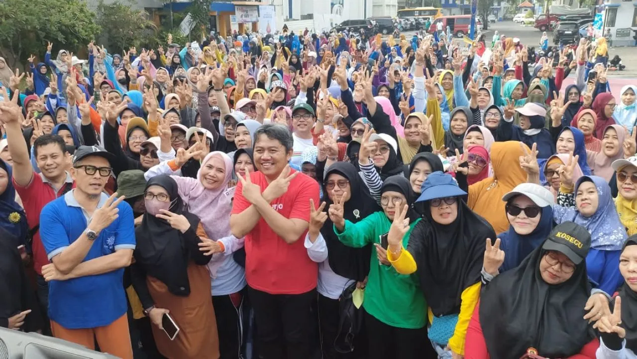 Siap Menangkan Paslon SAE, Ribuan Relawan Perempuan Matahari Senam Sehat Bersama Mas Iin dan Abah Usman