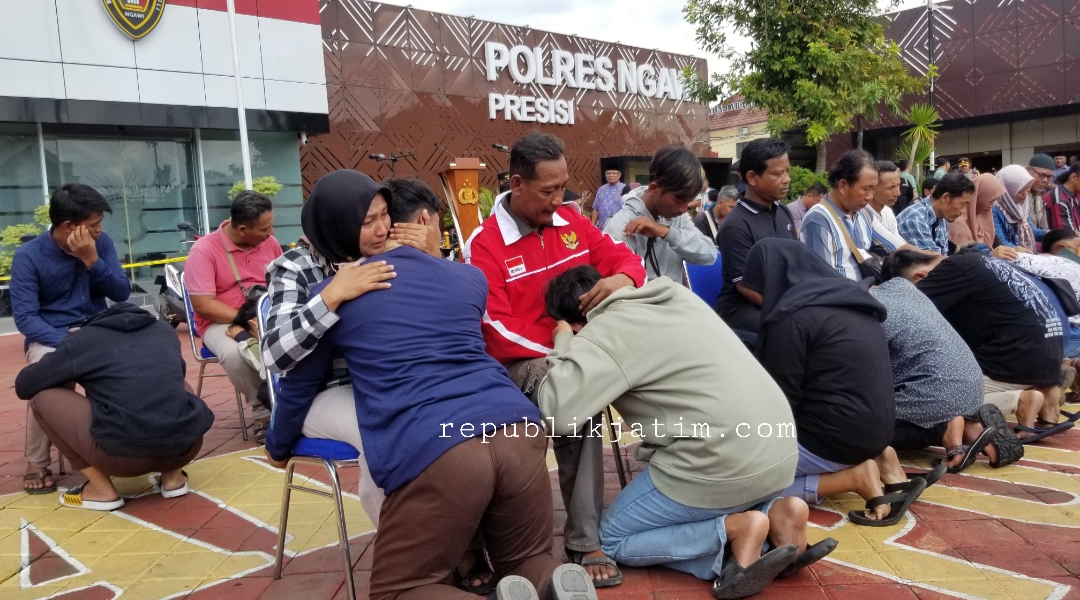Puluhan oknum pesilat yang masih berstatus pelajar ini meminta maaf pada orangtuanya masing-masing setelah sempat diamankan polisi karena bikin onar.