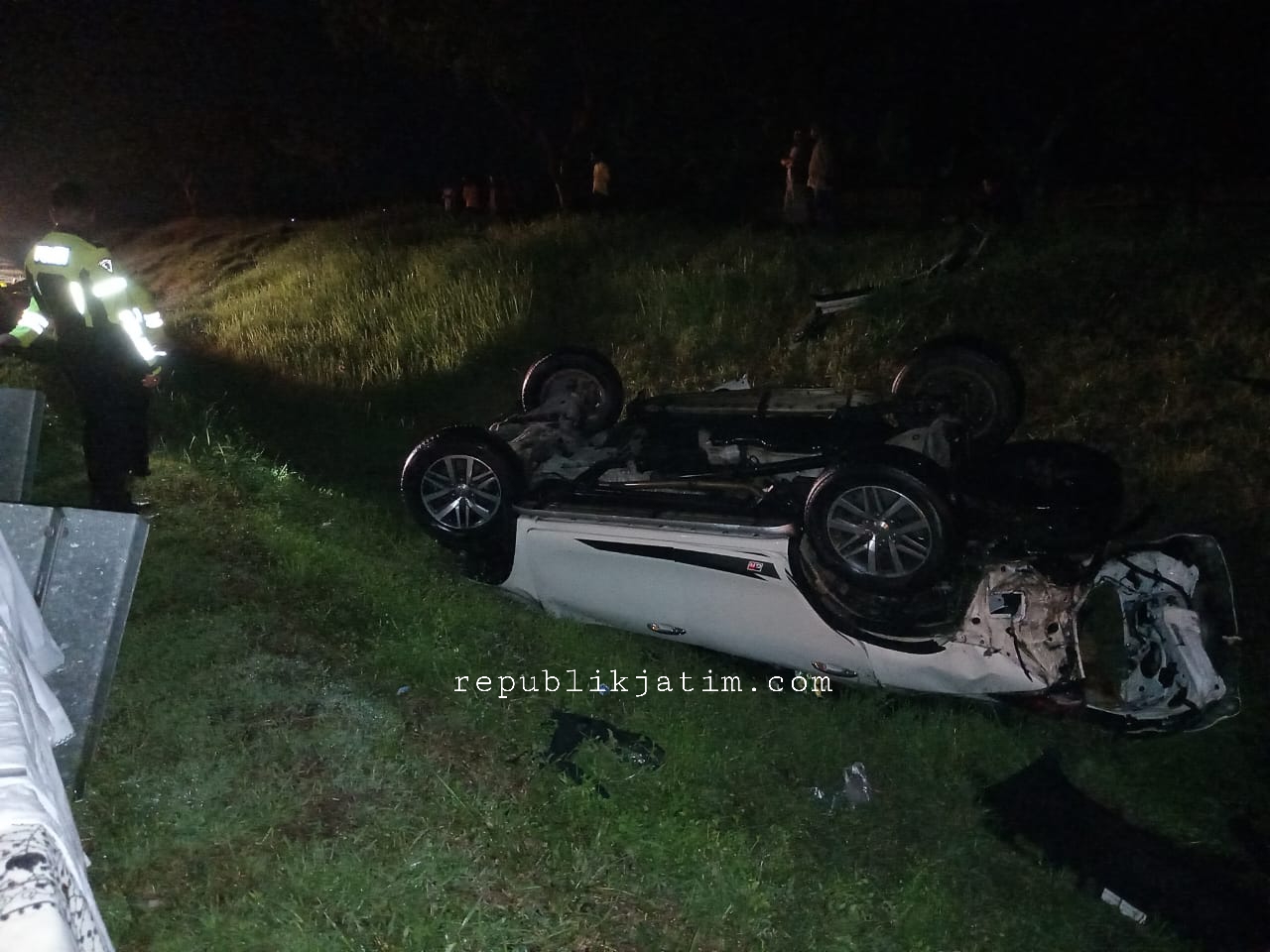 LAKA - Sebuah mobil Toyota Fortuner yang ditumpangi Ketua PCNU Jember terbalik di ruas tol Solo-Ngawi Jawa Timur KM 549-600 B, Senin (29/01/2024).