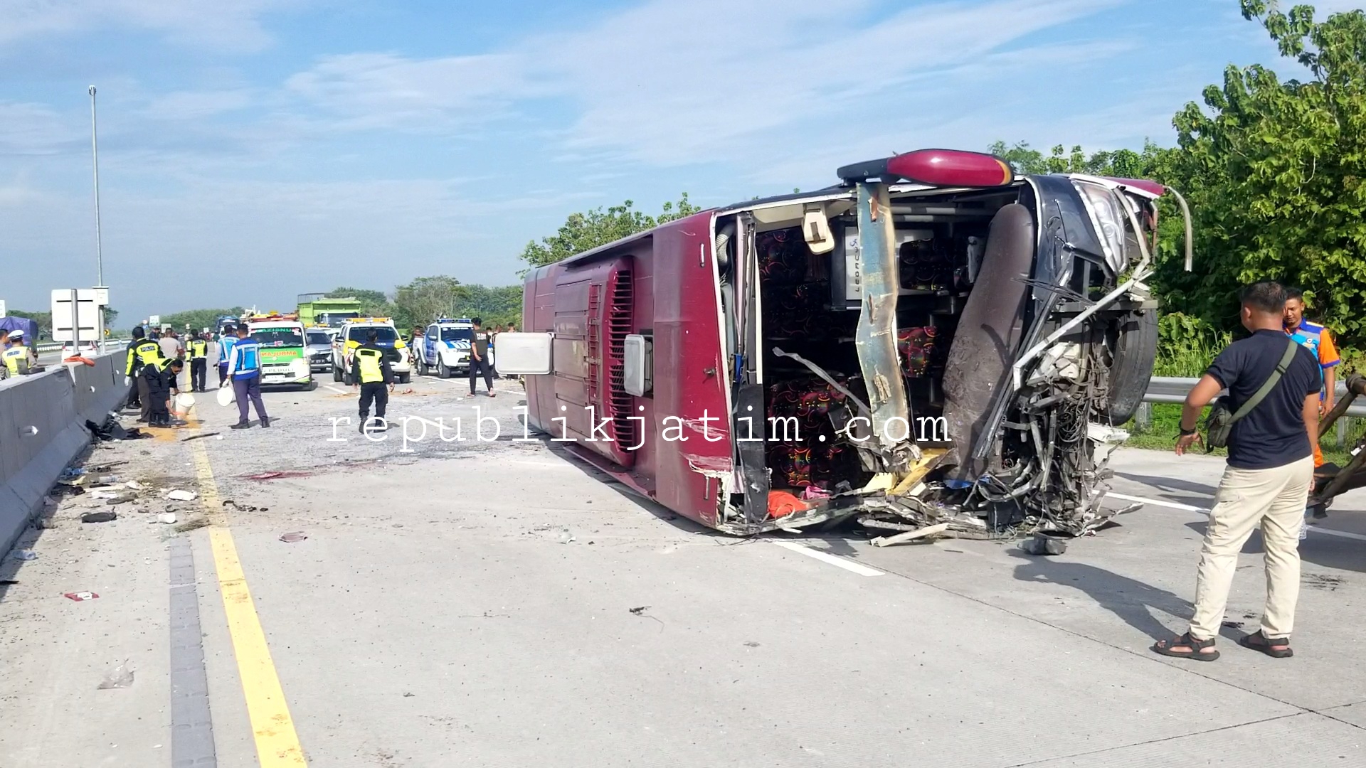Bus Efa Jaya Trans membawa rombongan satgas Partai Hanura terguling di ruas tol KM 554 Ngawi