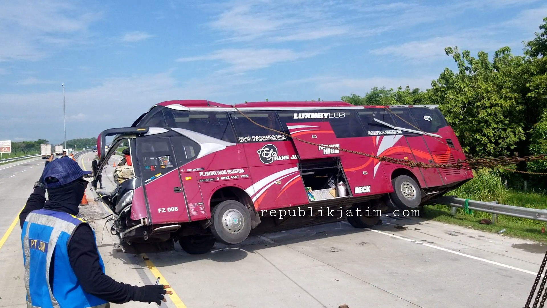 Bus pariwisata PO Efa Jaya Trans membawa rombongan satgas Partai Hanura yang terguling di ruas tol Ngawi KM 554 dievakuasi oleh petugas JSN