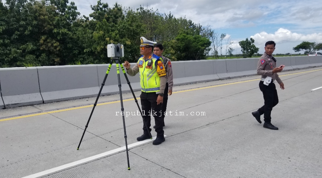 Tim TAA Ditlantas Polda Jatim melakukan olah tkp dalam kecelakaan bus satgas Hanura di tol Ngawi KM 554-A