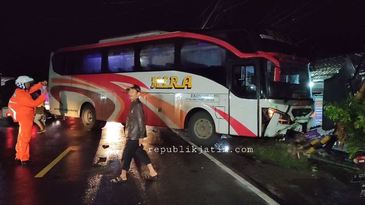 Bus Mira Nopol S 7325 US jurusan Yogyakarta-Surabaya menabrak teras warung dan lampu APILL