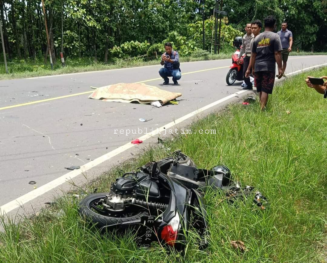 Kondisi sepeda motor serta korban tewas usai terlibat kecelakaan di Jl.raya Ngawi-Mantingan akibat terjeblos jalan berlubang