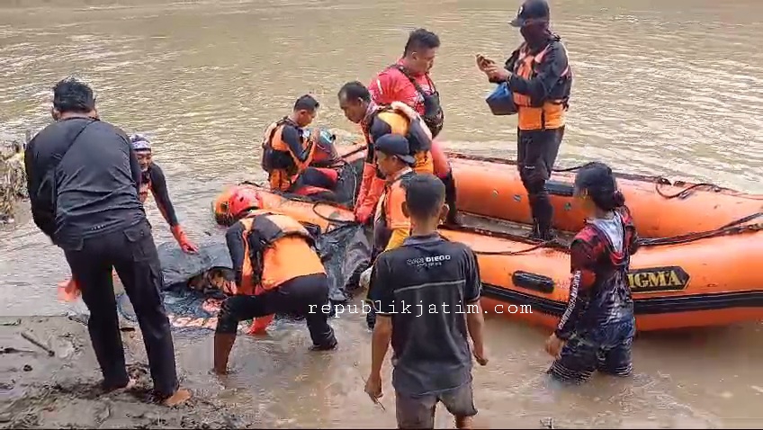 Tim SAR mengevakuasi jasad pria yang ditemukan mengambang di aliran sungai bengawan Madiun, tepatnya di Desa Beran Ngawi