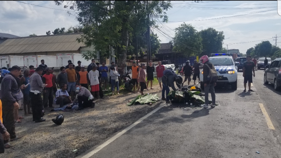 Kecelakaan yang melibatkan bus Sumber Selamat dengan sepeda motor yang mengakibatkan 2 pemudik meninggal dunia