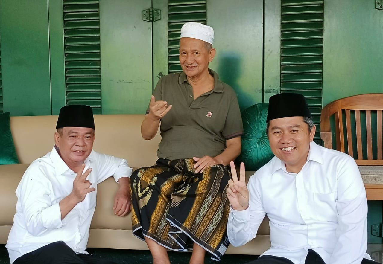 RESTU - Calon Bupati (Cabup) dan Calon Wakil Bupati (Cawabup) Sidoarjo, Achmad Amir Aslichin dan Edy Widodo (SAE) mendapat restu dan doa dari Pengasuh Pesantren Modern Bumi Shalawat Desa Lebo, Kecamatan Sidoarjo, KH Agoes Ali Masyhuri, Selasa (05/11/2024)