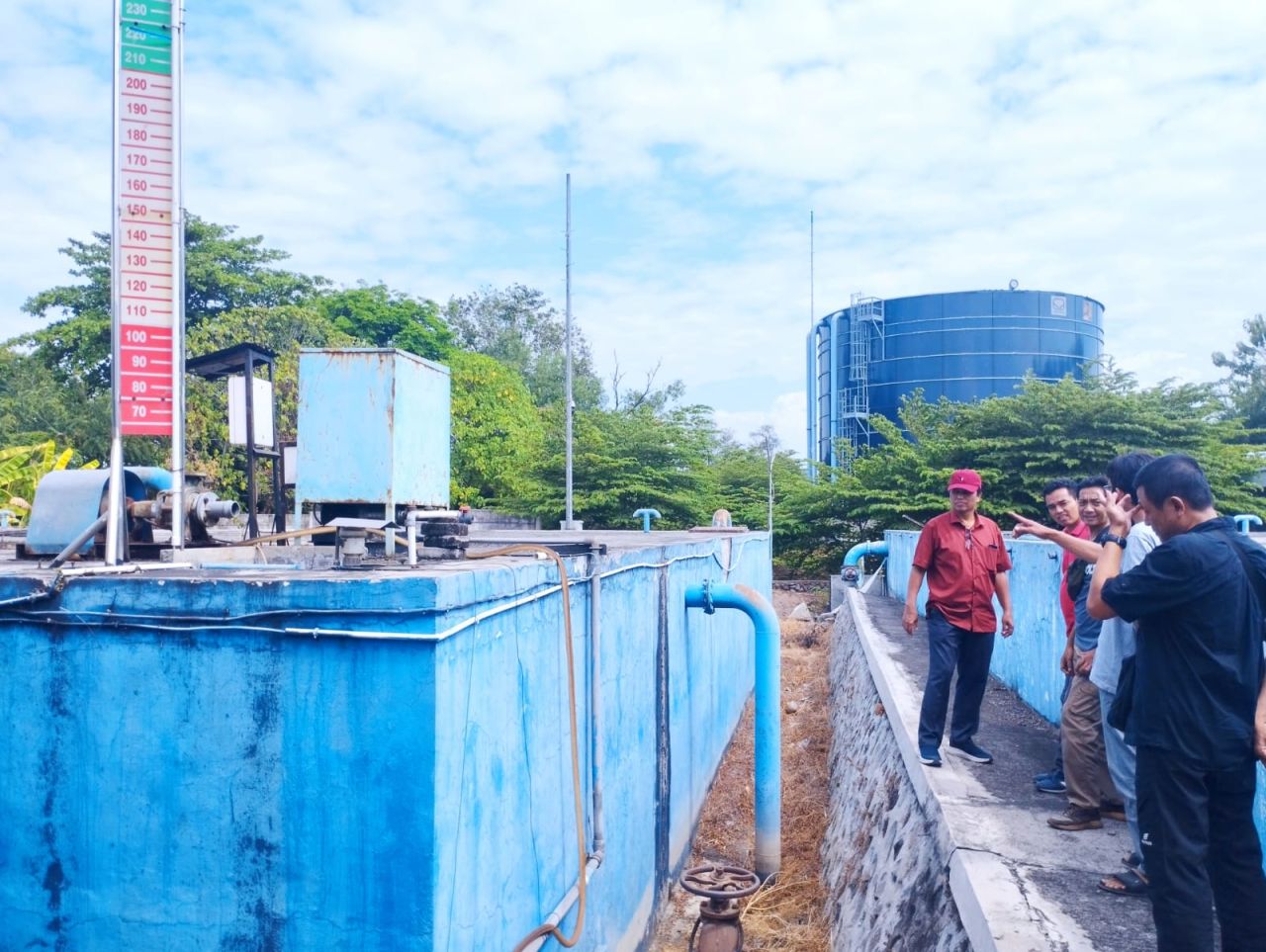 CEK DEBIT - Perumda Delta Tirta Sidoarjo mengalami kendala pasokan air bersih dari Sumber Umbulan yang berdampak pada aliran air ke pelanggan hingga banyak pelanggan merasakan penurunan debit air ke rumah mereka, Selasa (05/11/2024).