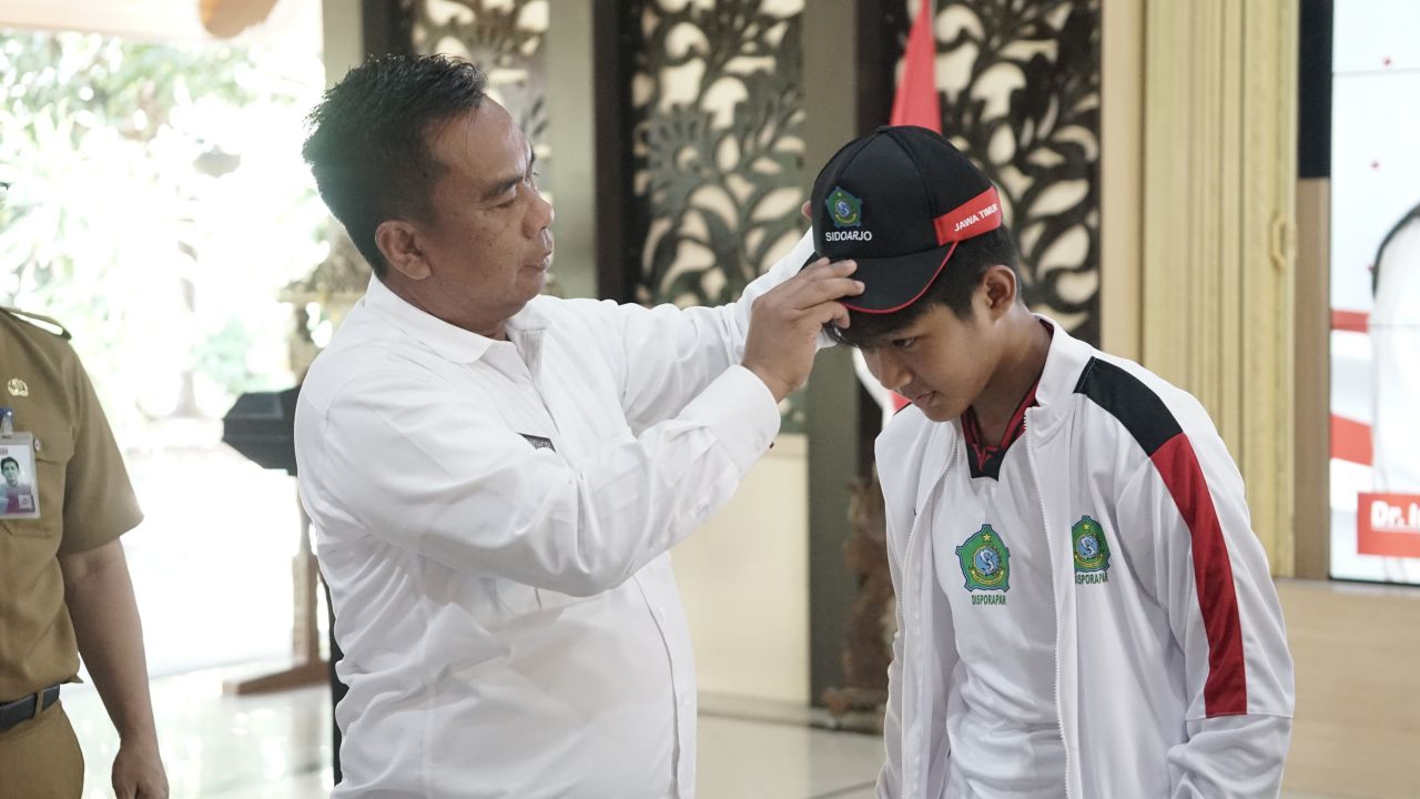 BERANGKATKAN - Sebanyak 238 atlet Sidoarjo yang akan berlaga di Popda XIV dan Peparpeda II Jawa Timur Tahun 2024 di Kabupaten Bangkalan Madura dilepas Pjs Bupati Sidoarjo, Muhammad Isa Anshori dari Pendopo Delta Wibawa, Senin (04/11/2024) sore.