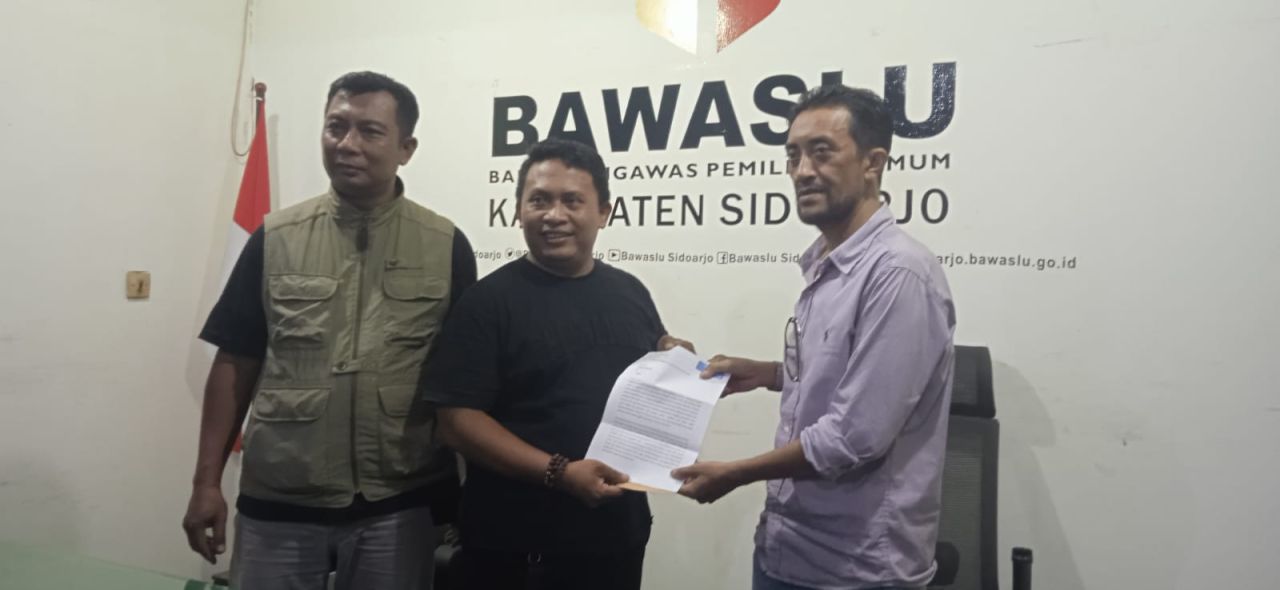 LAPORKAN - Ketua Jaringan Masyarakat Peduli Demokrasi (JMPD) Sidoarjo, Fahmi Rosyidi melaporkan seorang Kades atas dugaan mobilisasi para Kades memberikan dukungan kepada Paslon Bupati dan Wakil Bupati (Wabup) Sidoarjo nomor urut 1, Rabu (06/11/2024).