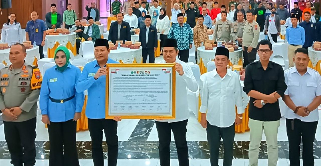 DEKLARASI - Dua Paslon yang bertarung di Pilkada Sidoarjo menyatakan siap menang dan siap kalah serta menjaga keamanan, Kedamaian serta kondusifitas di Aula Polresta Sidoarjo, Kamis (07/11/2024).