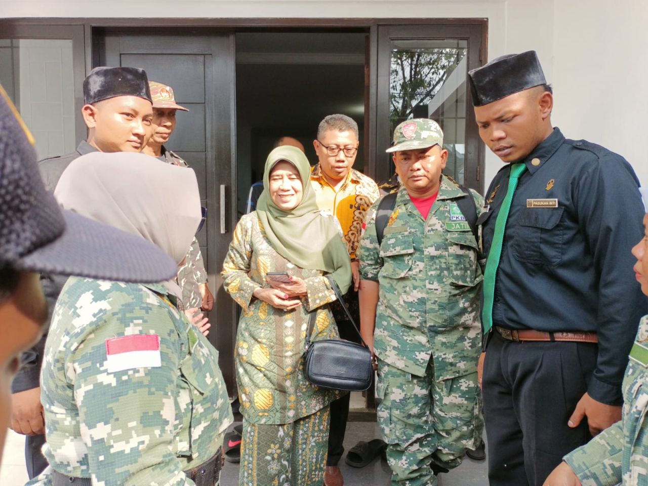 KLARIFIKASI - Ketua PC Muslim NU Sidoarjo Sidoarjo, Hj Ainun Jariyah didampingi Penasehat Hukumnya, Heru Krisbiyanto usai memberikan keterangan dan klarifikasi di Gakkumdu Bawaslu Sidoarjo, Jumat (08/11/2024).