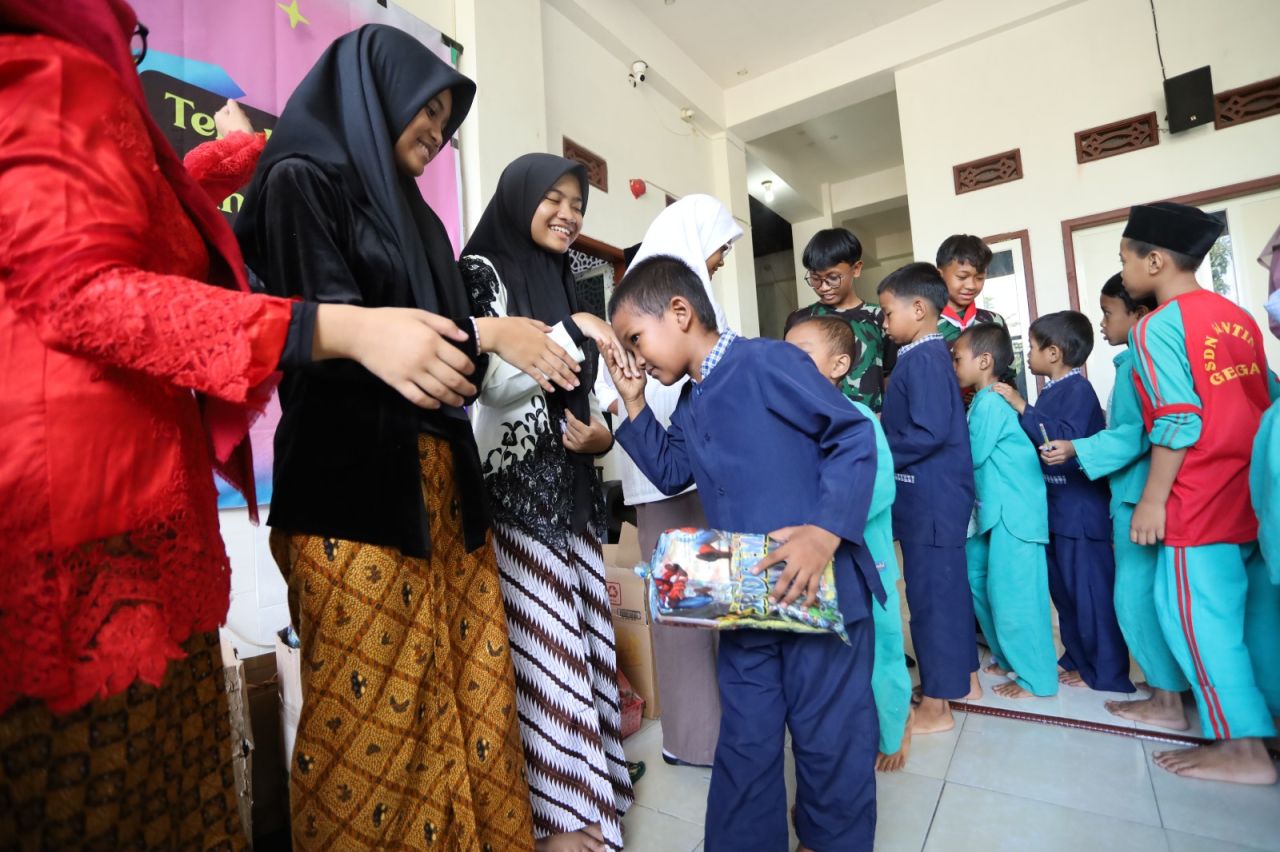 BERBAGI - Peringatan Hari Pahlawan di SMP Al Muslim dengan lomba- lomba dan Social Journey berbagi dengan sesama di Griya Yatim SYD Indonesia JL Singomenggolo V Kavling Ganting Asri Nomor 31 Desa Ganting, Kecamatan Gedangan, Sidoarjo, Jumat (08/11/2024).