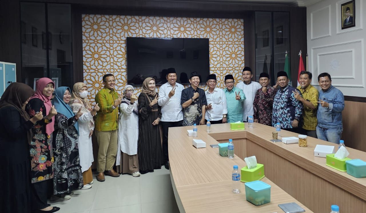 SILATURRAHMI - Pasangan Calon (Paslon) Bupati dan Wakil Bupati Sidoarjo, Achmad Amir Aslichin dan Edy Widodo (SAE) bertemu dengan pengurus Pimpinan Daerah (PD) Muhammadiyah Sidoarjo, Jumat (08/11/2024) sore.