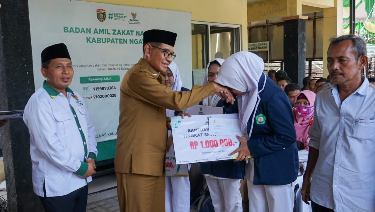 BANTUAN - BAZNAS Kabupaten Ngawi menyerahkan sejumlah bantuan kepada warga yang membutuhkan baik itu program bantuan RTLH maupun biaya pendidikan untuk meningkatkan kesejahteraan warga Kabupaten Ngawi, Kamis (07/11/2024).