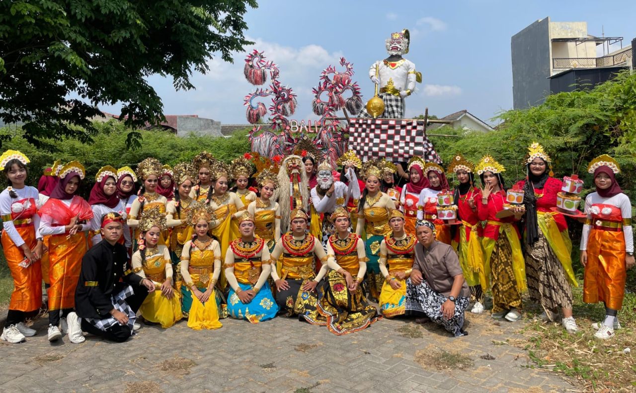 PERINGATAN - Ribuan siswa dan siswi kelas X sampai kelas XII SMA Negeri 4 Sidoarjo memperingati Hari Pahlawan dengan mengenakan pakaian adat dan pahlawan sebagai penerapan P5, Senin (11/11/2024).