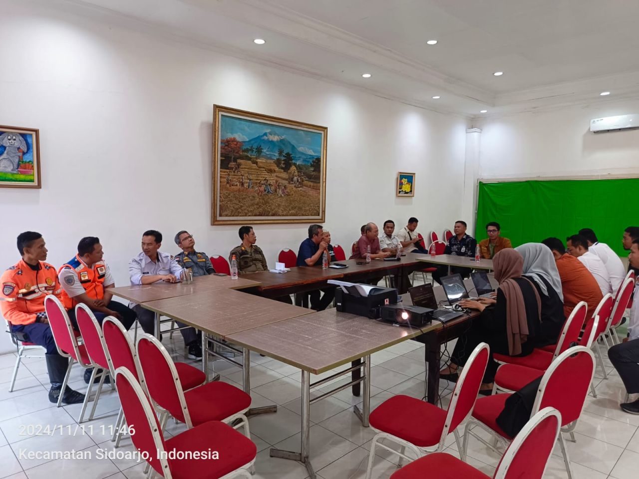RAKOR - Ketua KPU Sidoarjo, Fauzan Adhim dan perwakilan kedua Paslon dan para stakeholder lainnya menyepakati debat ketiga Paslon digelar tanpa kehadiran massa pendukung saat Rakor, Senin (11/11/2024).