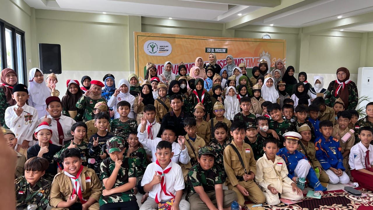 HARI PAHLAWAN - SD Al Muslim memperingati Hari Pahlawan dengan mengundang Puteri Indonesia Persahabatan Jatim Tahun 2020 sebagai pembicara dalam acara Motivating and Inspiring Time, Senin (11/11/2024).