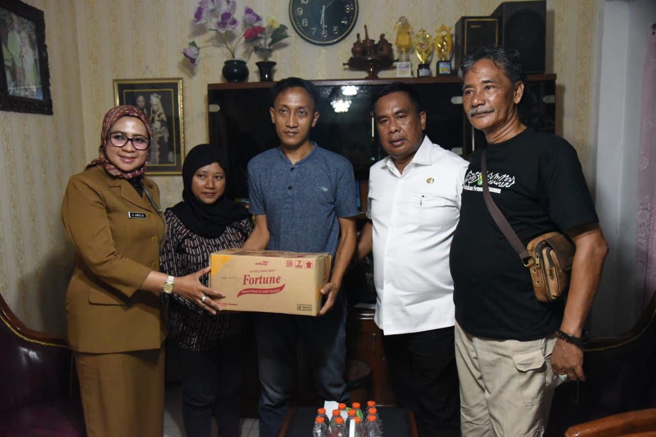 JENGUK - Pjs Bupati Sidoarjo, Muhammad Isa Anshori menjenguk Yudha Wahyu Palupi Bagus Tejowono warga Desa Gelam, Kecamatan Candi akhirnya pulang ke rumah dengan selamat dari penipuan kerja di negara Negara Kamboja, Senin (11/11/2024).