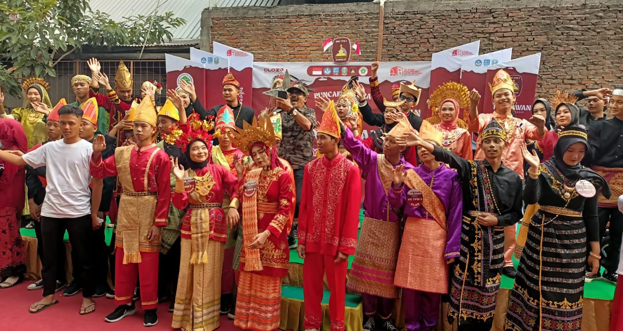 PAHLAWAN - Sekitar 1.700 siswa SMK YPM 8 Sidoarjo dan 900 siswa dan siswi SMP YPM 7 dan MTs YPM 7 mengikuti puncak acara Peringatan Hari Pahlawan 10 Nopember dengan mengenakan kostum perjuangan para pahlawan dan baju adat nusantara, Senin (11/11/2024).