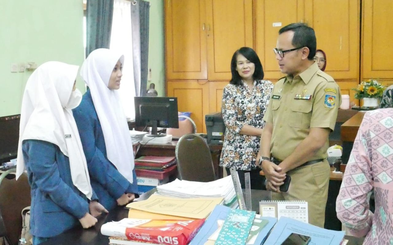 SIDAK - Wakil Menteri Dalam Negeri (Wamendagri), Bima Arya melakukan Inspeksi Mendadak (Sidak) di Dinas Kependudukan dan Pencatatan Sipil (Disdukcapil) Pemkab Sidoarjo didampingi Sekda Sidoarjo Fenny Apridawati, Selasa (12/11/2024).
