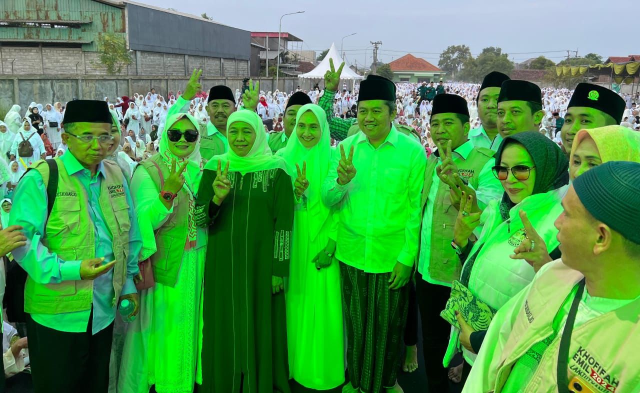 KOMPAK - Cagub Jatim Khofifah Indar Parawansa dan Cabup Sidoarjo Achmad Amir Aslichin foto bersama ribuan massa yang memenuhi halaman Pesantren Modern Progresif Bumi Shalawat Desa Lebo, Kecamatan Sidoarjo di acara Shalawat Akbar, Selasa (12/11/2024) sore.