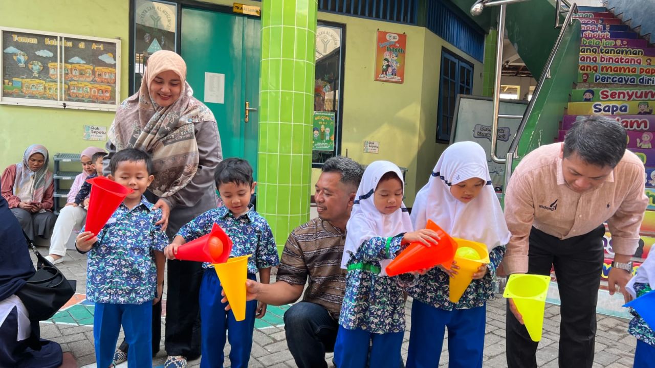 AYAH - Para ayah mengantar putra dan putrinya ke KB TK Al Muslim ikut rangkaian kegiatan bersama anak-anak mulai ikrar, senam hingga bermain asah motorik kasar dalam rangka memeriahkan Hari Ayah yang diperingati setiap 12 November, Selasa (12/11/2024).