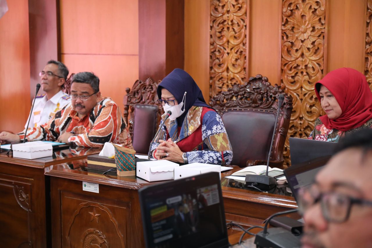 SMART CITY - Dinas Komunikasi dan Informatika (Diskominfo) Pemkab Sidoarjo menggelar evaluasi implementasi program kota cerdas (smart city) tahap 2 Tahun 2024 di Opsroom Setda Kabupaten Sidoarjo, Selasa (12/11/2024).