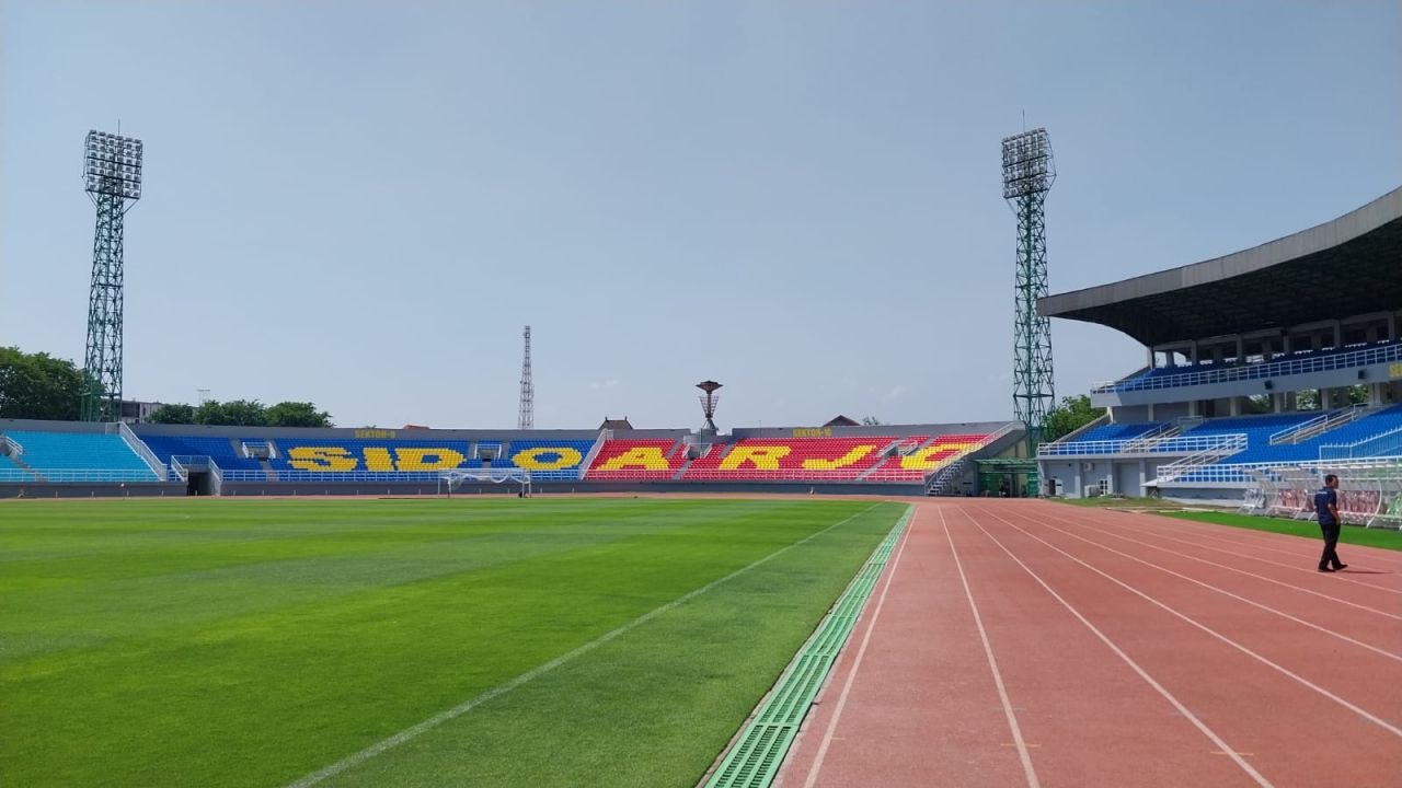 RAMPUNG - Renovasi Stadion Gelora Delta Sidoarjo (GDS) rampung menjadi lebih modern memenuhi standar FIFA mulai tribun VIP yang nyaman, kursi penonton single seat dan ruang ganti pemain berstandar internasional serta rumput berkualitas, Rabu (13/11/2024).