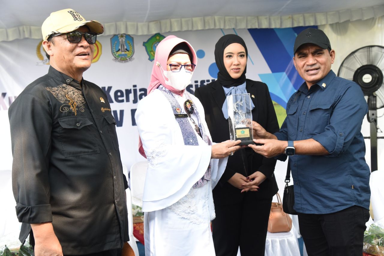 IRIGASI - Sidoarjo kedatangan 15 anggota Komisi IV DPR RI yang melakukan Kunjungan Kerja (Kunker) spesifik terkait irigasi pompa air rombongan dipimpin Panggah Susanto dan Ahmad Yohan di persawahan Desa Semambung, Kecamatan Gedangan, Rabu (13/11/2024).