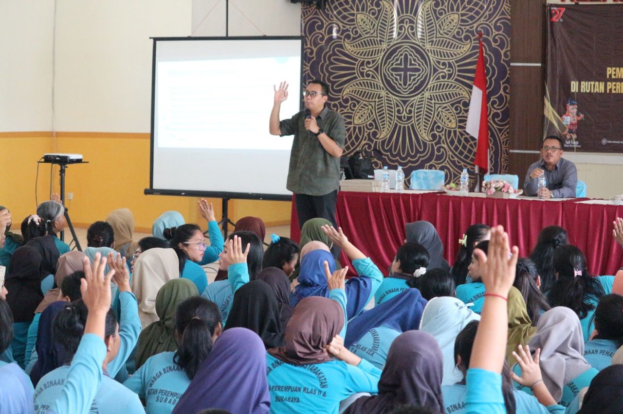 SOSIALISASI - Komisi Pemilihan Umum (KPU) Sidoarjo menggelar kegiatan sosialisasi Pilkada kepada seluruh warga binaan Rutan Perempuan Kelas IIA Surabaya di Desa Kebongagung, Kecamatan Porong, Sidoarjo, Kamis (14/11/2024).