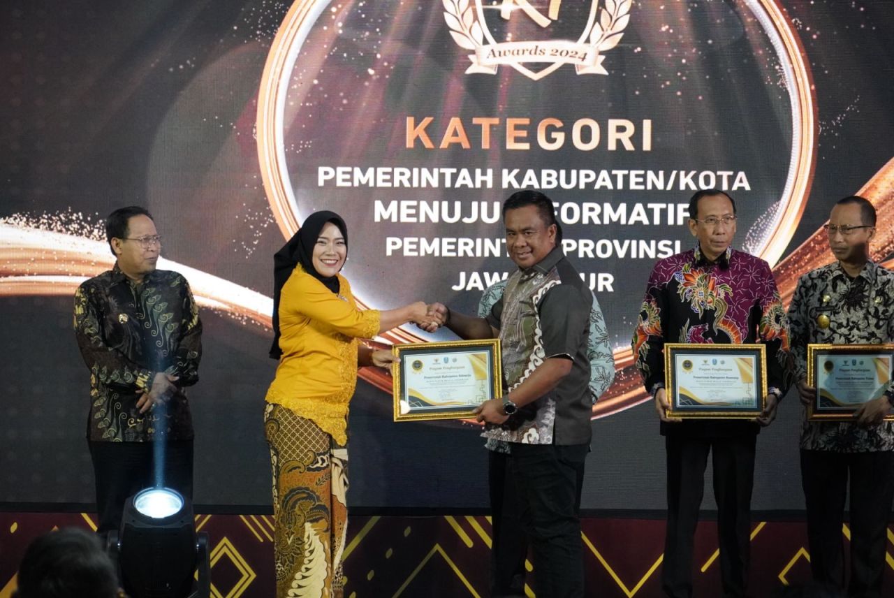 PENGHARGAAN - Pemkab Sidoarjo meraih penghargaan Kategori Menuju Informatif di ajang Komisi Informasi (KI) Awards 2024 dalam penyelenggaraan Keterbukaan Informasi Publik (KIP) yang diselenggarakan KI Jatim di Grand Swiss Belhotel Darmo, Surabaya, Rabu (13
