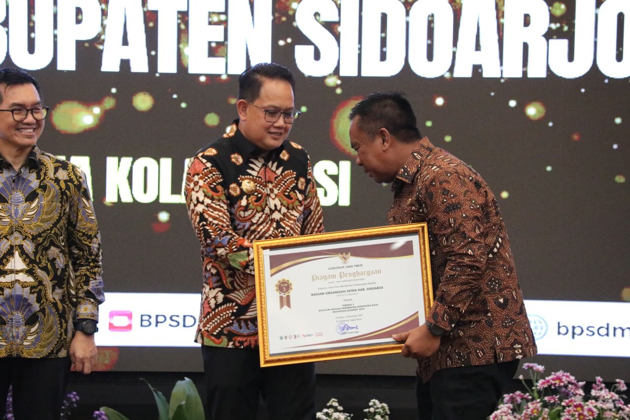 PENGHARGAAN - Bagian Organisasi Setda Sidoarjo dalam program kerja kolaborasi meraih Penghargaan Terbaik 3 Kategori Inovasi Pemerintah Kabupaten Kota Innovation Academy 2024 yang diselenggarakan LAN RI di Gedung BPSDM Jatim, Kamis (14/11/2024).