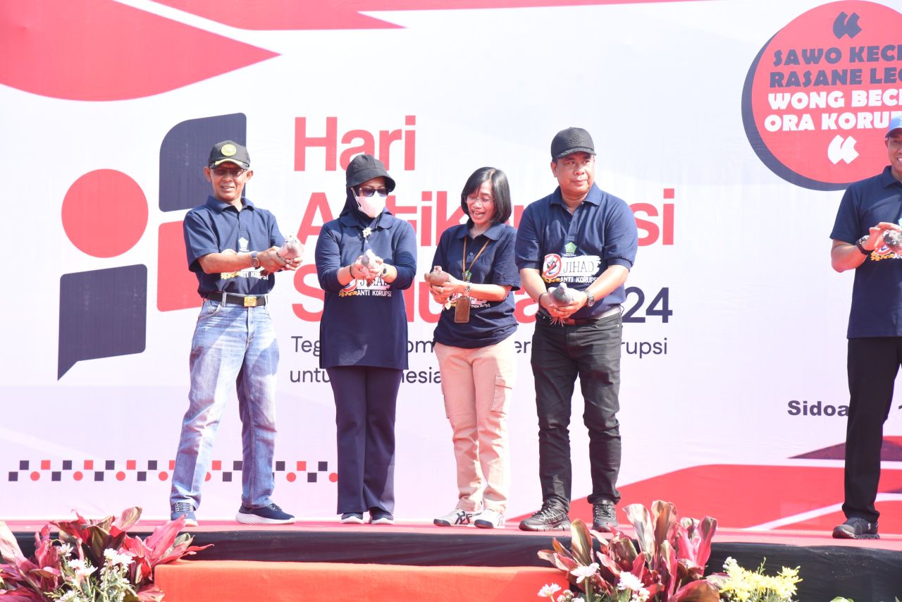 HAKORDIA - Rangkaian acara Hakordia 2024 Pemkab Sidoarjo diawali dengan senam bersama dan teatrikal Inspektorat Kabupaten Sidoarjo yang digelar di Alun-Alun Sidoarjo, Jumat (15/11/2024).