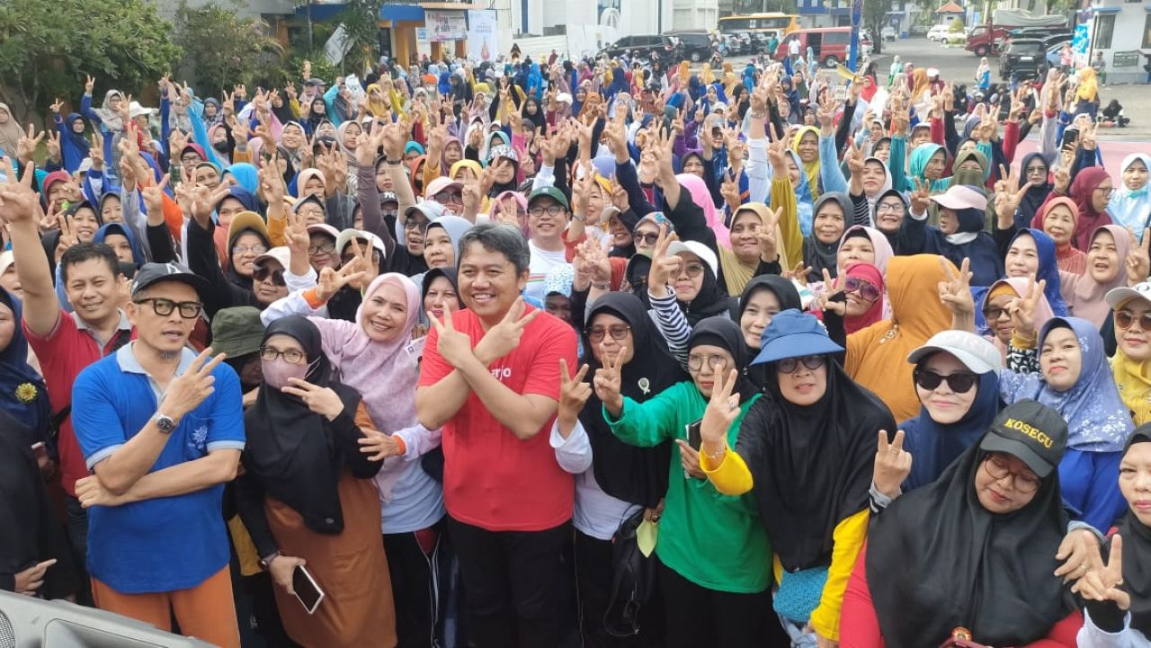 KOMPAK - Ribuan perempuan matahari menggelar senam bersama Cabup Sidoarjo nomor urut 2 Achmad Amir Aslichin (Mas Iin) dan Ketua Tim Pemenangan Paslon SAE, H Usman M Kes, Minggu (17/11/2024).