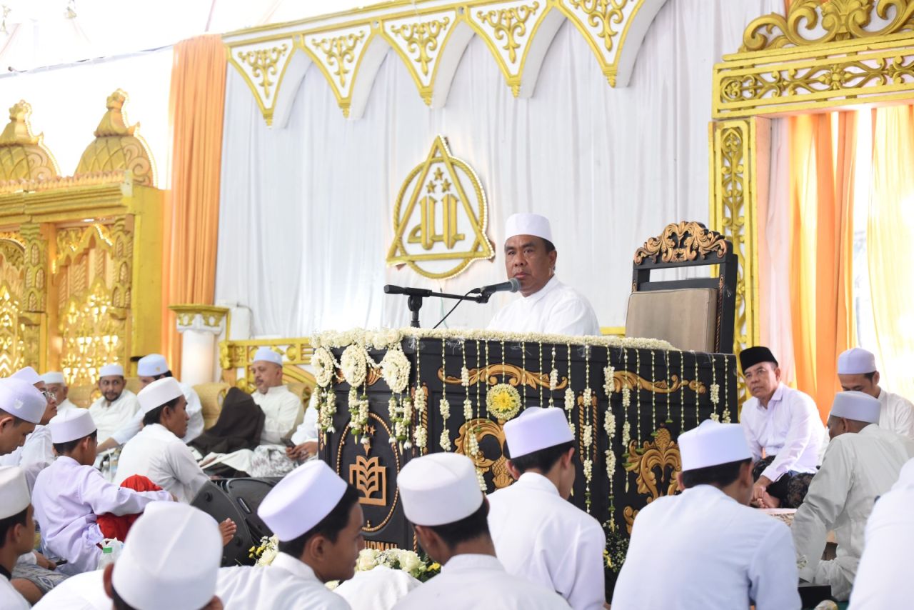 DZIKIR - Ribuan jamaah Majlis Dzikir Maulidurrasul SAW Al Khidmah dari berbagai daerah berkumpul di Kabupaten Sidoarjo. Mereka mengikuti Haul Akbar Sidoarjo 2024 di halaman Masjid Agung Sidoarjo, Minggu (17/11/2024).