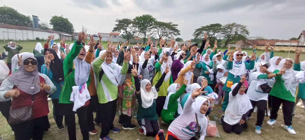 SENAM - Ratusan bunda Muslimat, Fatayat dan Perempuan Bangsa (PB) 19 desa di Kecamatan Krembung siap memenangkan Calon Bupati dan Wakil Bupati, Achmad Amir Aslichin - Edy Widodo (SAE) saat Pilkada Rabu tanggal 27 November 2024 mendatang, Sabtu (16/11/2024