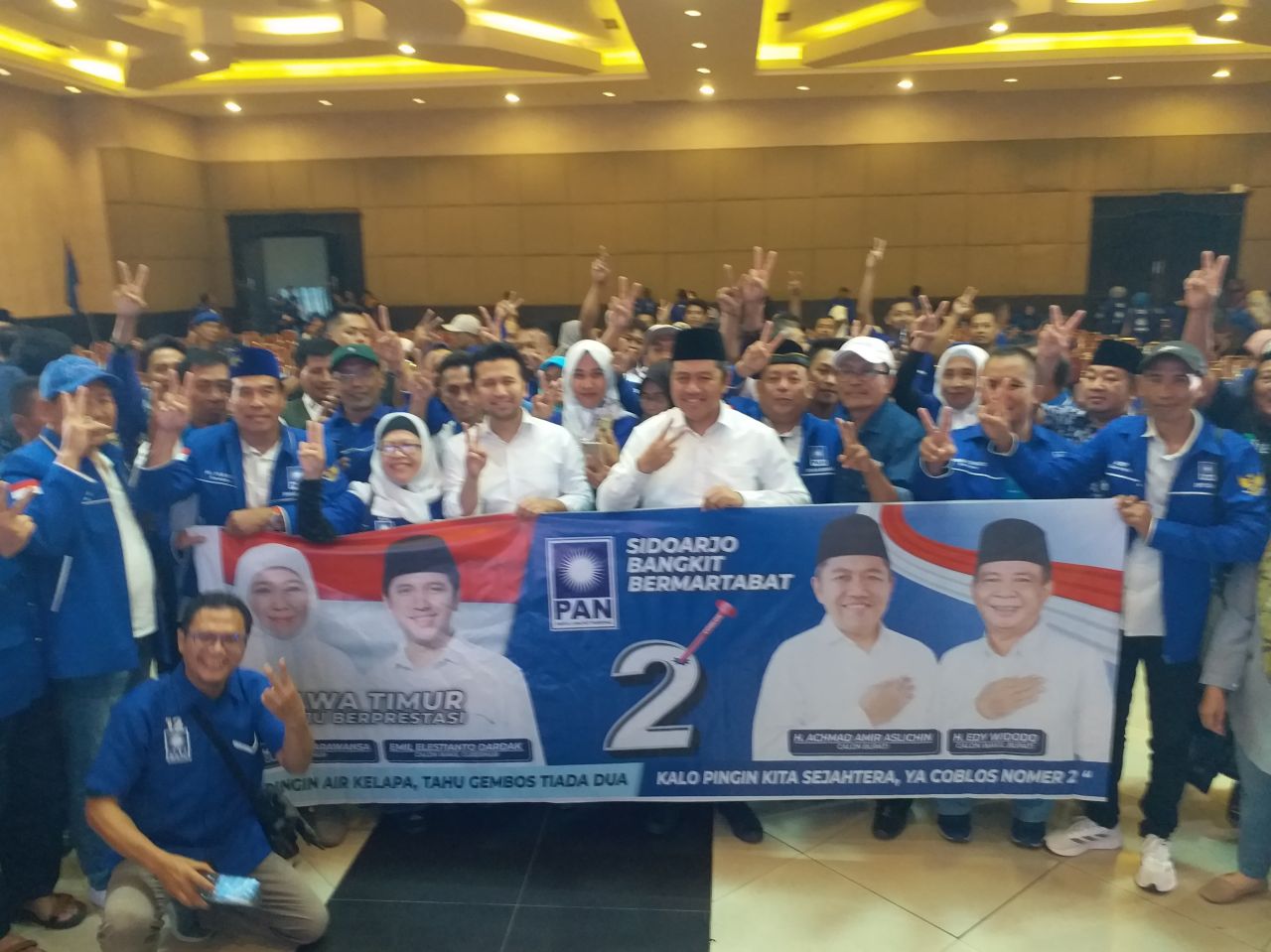 MENANGKAN - Sekitar 700 kader sekaligus pengurus PAN mulai ranting, cabang hingga daerah mengikuti acara Konsolidasi Akbar DPD, DPC, DPRt PAN bertema Menang Bersama Paslon SAE di Convention Hall Sun City Sidoarjo, Minggu (17/11/2024) sore.