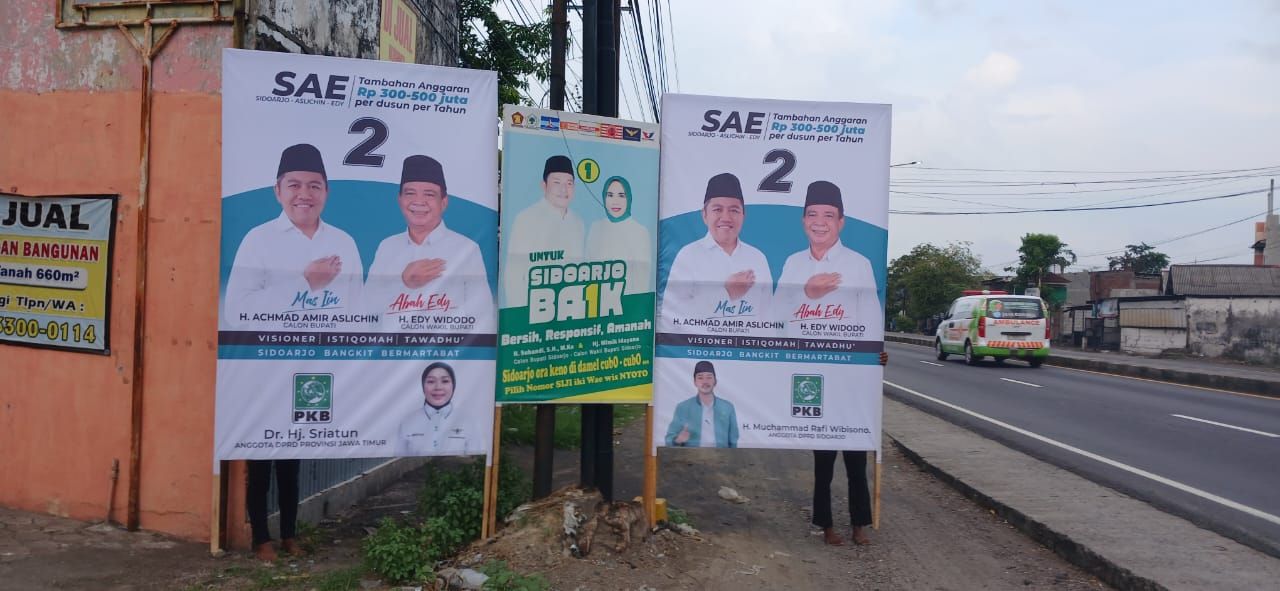 BALEHO - DPC PKB Sidoarjo mewajibkan seluruh kader mendukung dan mengkampanyekan Pasangan Calon (Paslon) Bupati dan Wabup Sidoarjo Achmad Amir Aslichin dan Edy Widodo (SAE) termasuk dr Sriatun dan M Rafi Wibisono yang memasang baleho, Selasa (19/11/2024).
