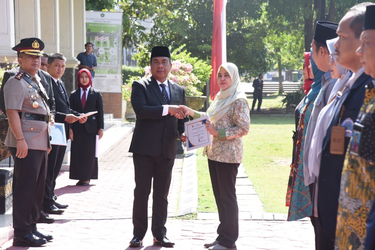 HKN - Upacara Peringatan Hari Kesehatan Nasional (HKN) ke 60 Tahun 2024 digelar Pemkab Sidoarjo di Alun-Alun Sidoarjo dipimpin langsung Pjs Bupati Sidoarjo Muhammad Isa Ansori, Selasa (19/11/2024).
