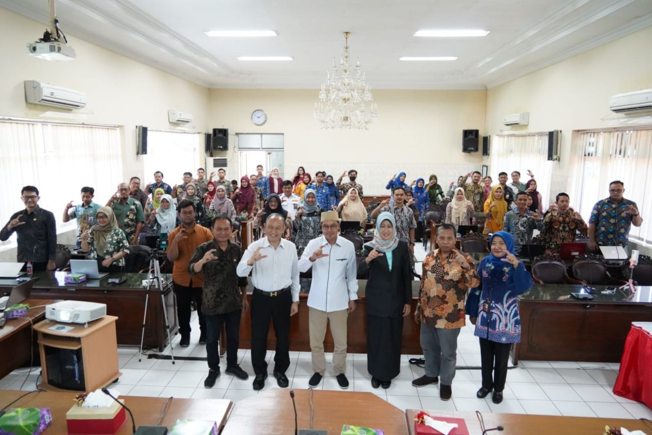 PPID - Diskominfo Pemkab Sidoarjo menggelar kegiatan Monitoring dan Evaluasi (Monev) Layanan Pejabat Pengelola Informasi dan Dokumentasi (PPID) 2024 bertema Elaborasi Layanan PPID Wujudkan Tata Kelola Informasi Publik Terintegrasi, Selasa (19/11/2024).