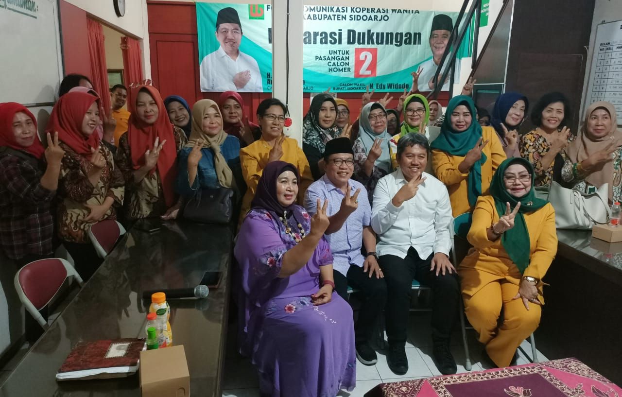 DUKUNG - Dukungan Paslon Bupati dan Wakil Bupati, Achmad Amir Aslichin dan Edy Widodo (SAE) nomor urut 02 terus mengalir seperti dari Forum Komunikasi Koperasi Wanita (FKKW) Sidoarjo menyatakan dukungan ke Paslon SAE di kantornya di Perum Pondok Jati.