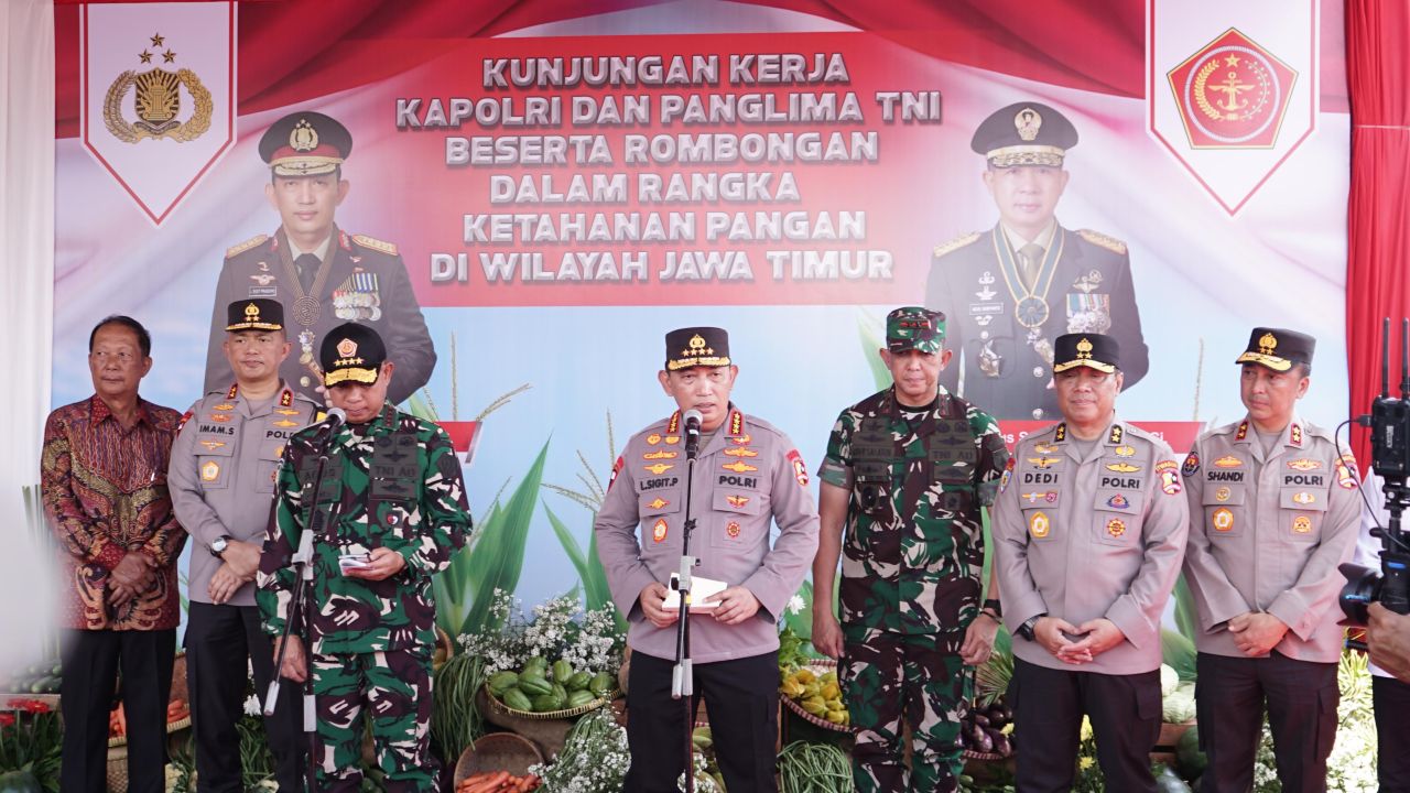 PANGAN - Pjs Bupati M Isa Anshori dan Forkopimda turut Kunker Kapolri Jenderal Polisi Listyo Sigit Prabowo bersama Panglima TNI Jenderal TNI Agus Subianto saat peluncuran Gugus Tugas Polri Dukung Ketahanan Pangan Nasional di Bulang, Kecamatan Prambon.