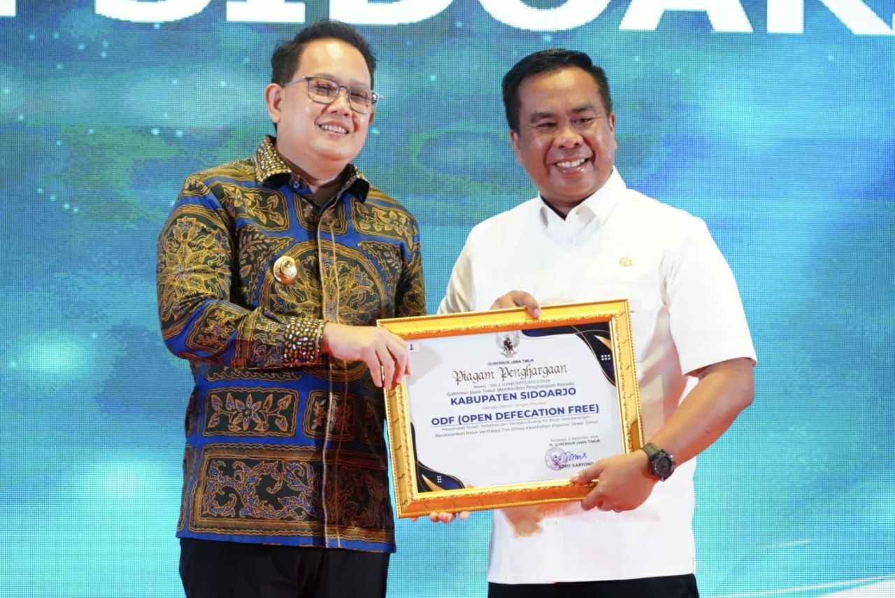 ODF - Pemkab Sidoarjo menerima penghargaan Open Defecation Free (ODF) dari Pemprov Jatim diserahkan Pj Gubernur Jatim Adhy Karyono ke Pjs Bupati Sidoarjo Muhammad Isa Anshori di puncak Hari Kesehatan Nasional (HKN) ke 60 di Hotel Aston, Kamis (21/11/2024)