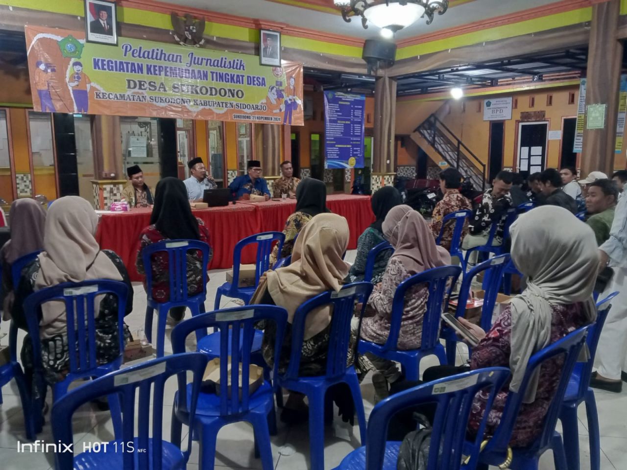 DESA DIGITAL - Kepala Desa/Kecamatan Sukodono Supii dan Ketua BPD Muhaimin bersama puluhan Karang Taruna menyiapkan desa digital dengan menggelar pelatihan jurnalistik di balai desa setempat, Kamis (21/11/2024) malam.