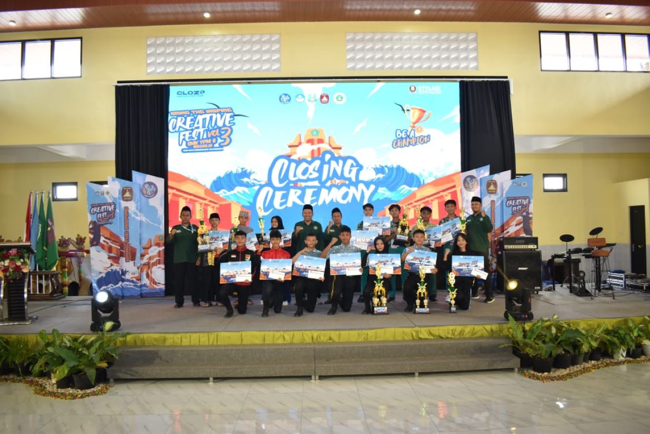 CREATIVE FEST - Kegiatan Creative Fest yang dihelat SMK YPM 8 Sidoarjo diramaikan 44 SMP dan MTs di Sidoarjo dengan 4 jenis perlombaan mulai Mobile Legend, Bola Volly, Al Banjari dan Paskibraka (Paskib) selama tiga hari, Kamis (21/11/2024).
