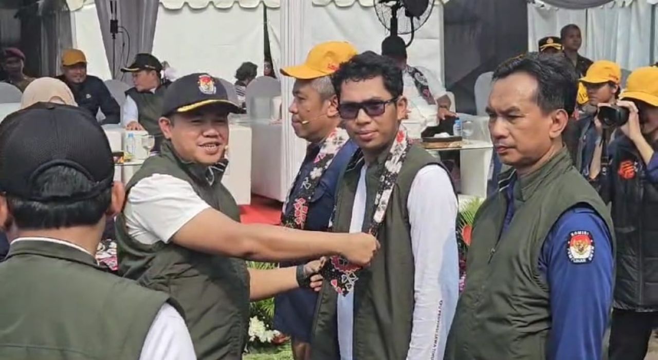 APEL - Kegiatan Apel Kesiapan Distribusi Logistik digelar KPU Jatim di Pergudangan KPU Sidoarjo di JL Airlangga, Sidoarjo menandai dimulainya pendistribusian kebutuhan logistik untuk Pilkada 2024 di wilayah Jatim, Sabtu (23/11/2024).