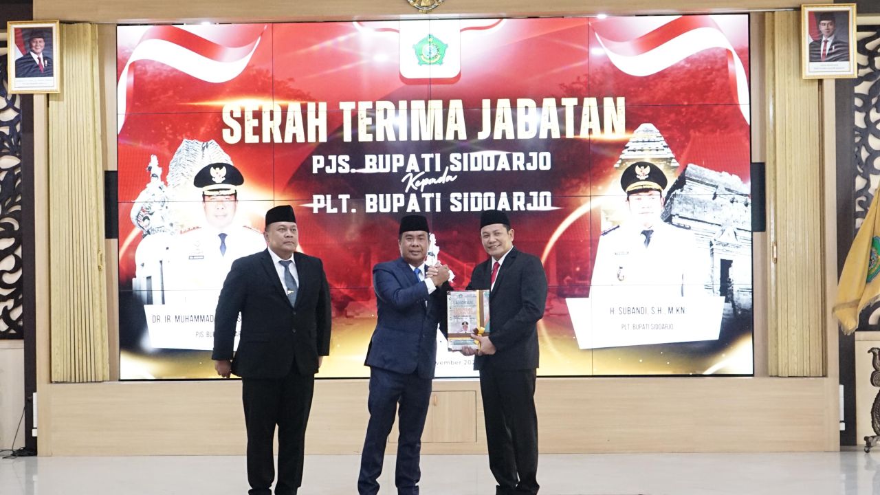 SERTIJAB - Pemkab Sidoarjo menggelar serah terima jabatan dan penyerahan nota pelaksanaan tugas dari Penjabat Sementara (Pjs) Bupati Sidoarjo Muhammad Isa Anshori ke Pelaksana Tugas (Plt) Bupati Sidoarjo Subandi di Pendopo Delta Wibawa Sabtu (23/11/2024).