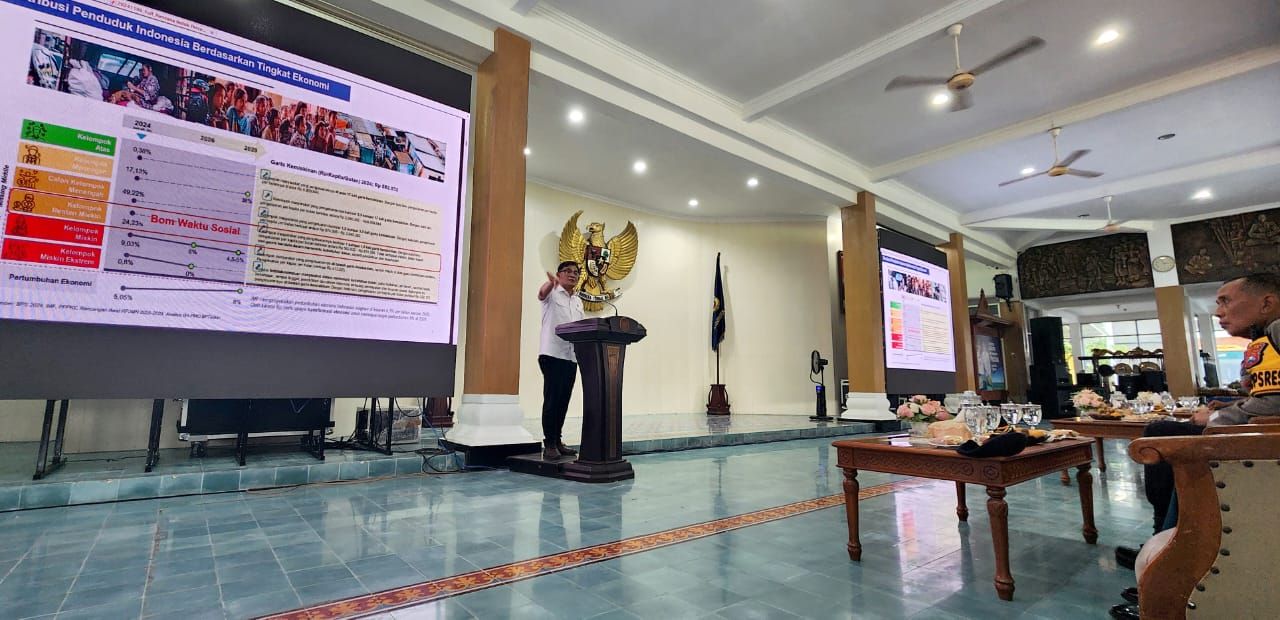 DATA - Sebagai upaya mempercepat pengentasan kemiskinan di Indonesia, Kepala BP Taskin, Budiman Sudjatmiko berencana menyatukan data kemiskinan dalam rapat yang melibatkan beberapa kementerian, Jumat (22/11/2024).